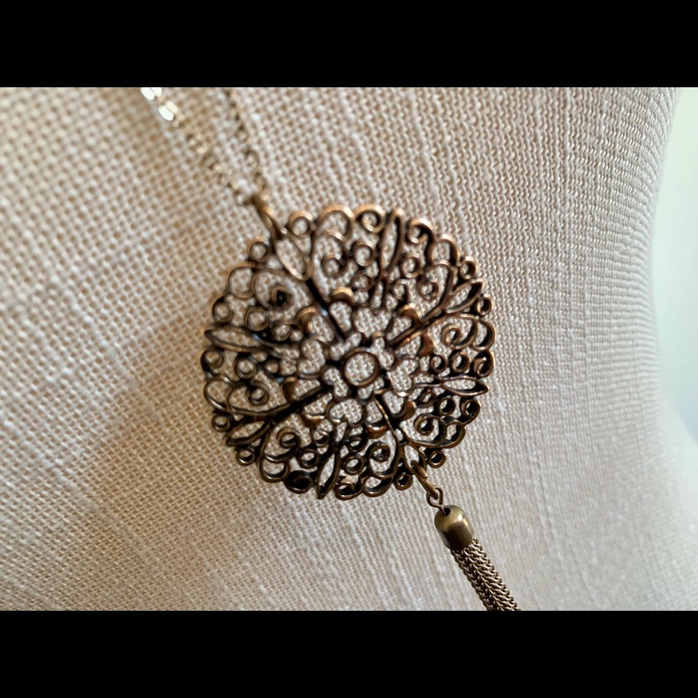 Pretty gold necklace
